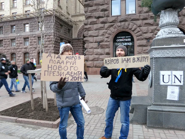 Украинские протестующие показывают плакаты с пожеланиями Санта-Клауса и просьбами к премьер-министру Украины — стоковое фото