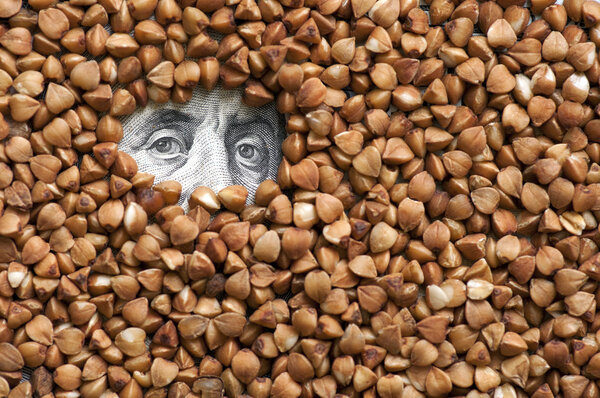 Гречишные зерна на банкноте
