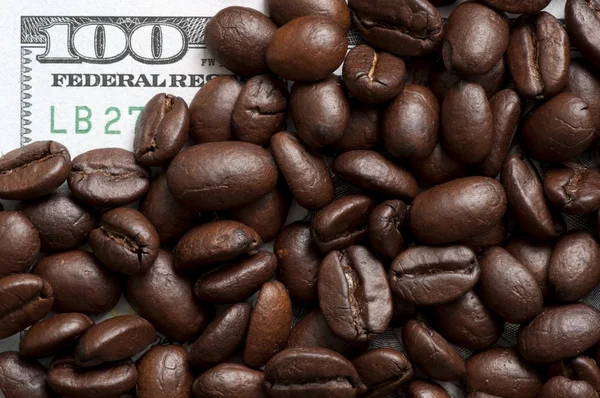 Granos de café en billetes de banco — Foto de Stock