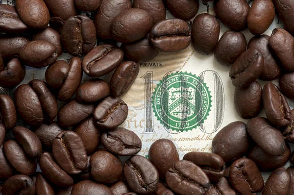 Chicchi di caffè in banconota — Foto Stock