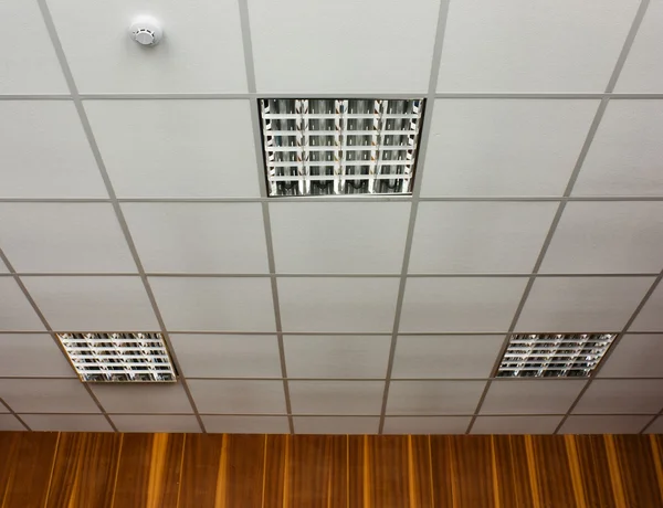 Plafond de bureau avec lampes Images De Stock Libres De Droits