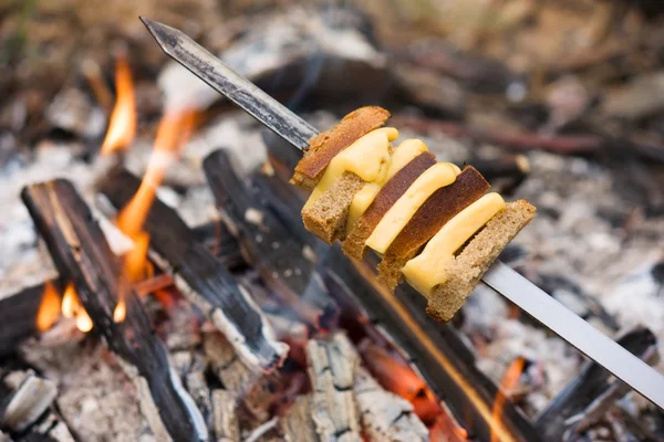 在火上烤奶酪和面包 — 图库照片