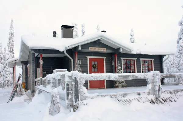 Zima kawy dom w lesie w pobliżu ruka, Finlandia — Zdjęcie stockowe