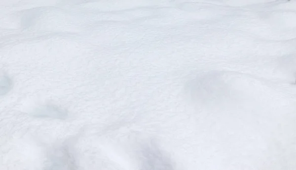 柔らかな曇り空の下で滑らかなバンプや丘の下に白い雪の表面クローズアップビュー 白い冬の背景 — ストック写真