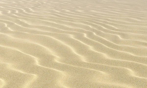 Luce Sabbia Ondulata Asciutta Sulla Spiaggia Con Onde Sotto Luce — Foto Stock