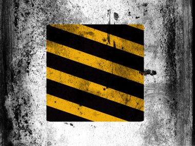 Her tarafı pis pis lekeler ile boyanmış tahta uyarı yol işareti