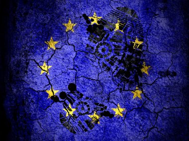 Avrupa Birliği bayrağı vignette kirli yağ ayak izi ile kırık zemin üzerine boyanmış