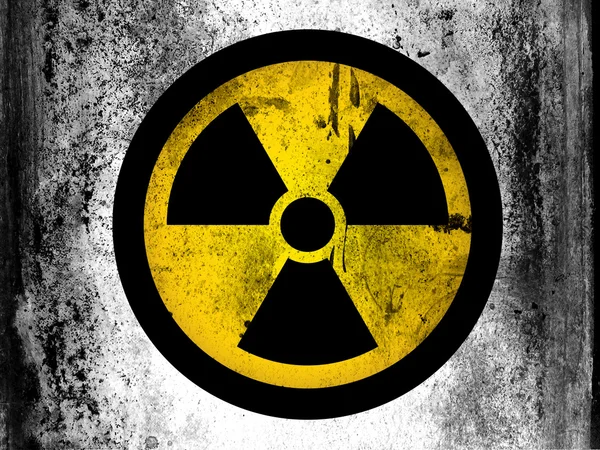 Símbolo de radiación nuclear pintado a bordo con manchas sucias grumosas por todas partes —  Fotos de Stock
