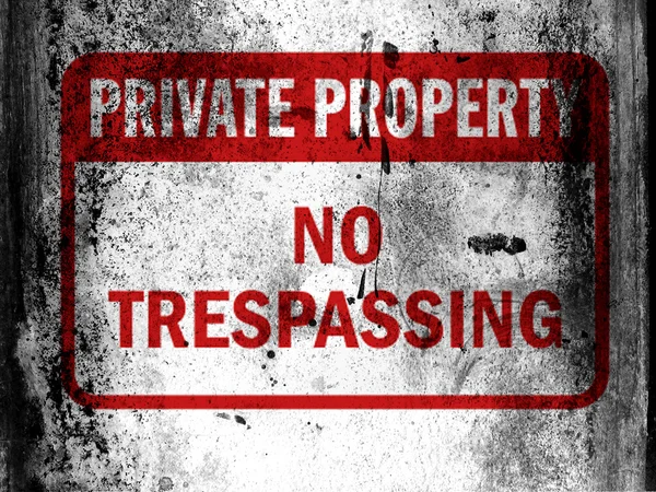 No trespassing sign painted on board with grungy dirty stains all over it — Stock Photo, Image