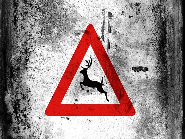 На борту нарисован дорожный знак оленя с грязными пятнами — стоковое фото