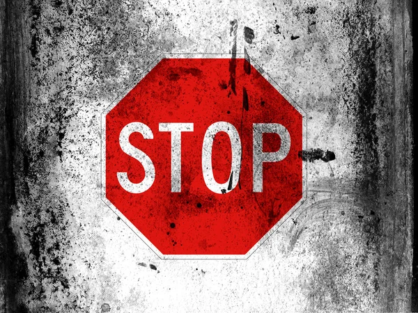 Stop panneau de signalisation peint à bord avec des taches sales grungy partout — Photo