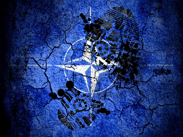 Σύμβολο του ΝΑΤΟ ζωγραφισμένα ραγισμένα επιτόπου με σύντομο χρονογράφημα με βρώμικα πετρελαίου αποτύπωμα ξεπεράσεις — Φωτογραφία Αρχείου