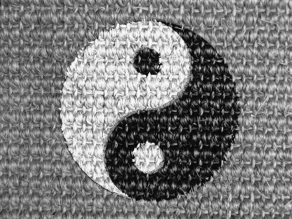 Le signe Ying Yang peint sur tissu gris — Photo