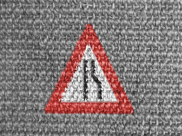 Вуличний дорожній знак, намальований на сірій тканині — стокове фото