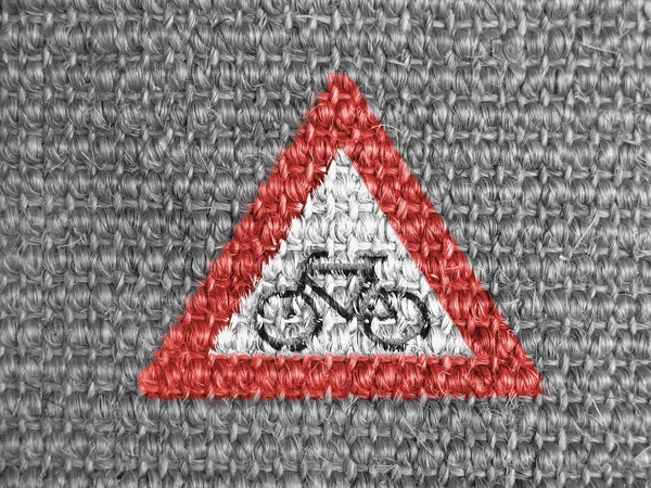 Znak drogowy rowerów pomalowane na szara tkanina — Zdjęcie stockowe