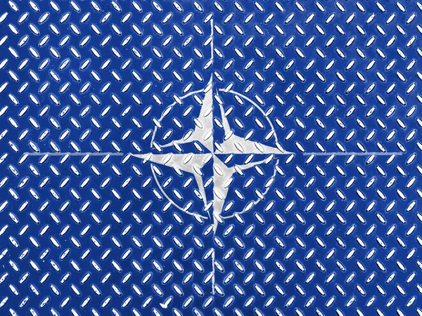 NATO symbol na kovové podlaze — Stock fotografie