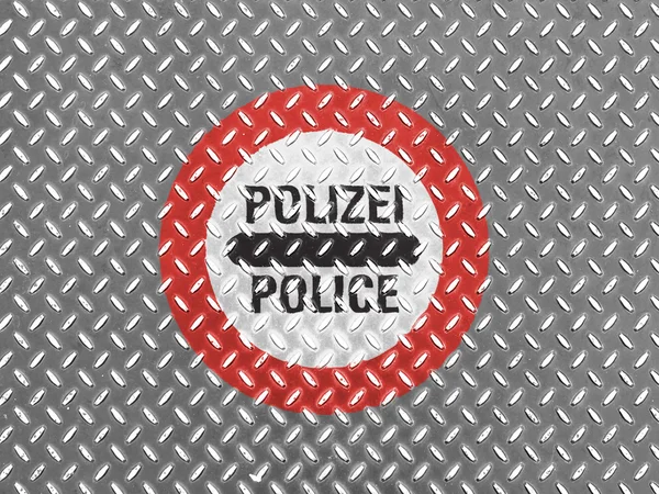 Policejní dopravní značka na kovové podlaze — Stock fotografie