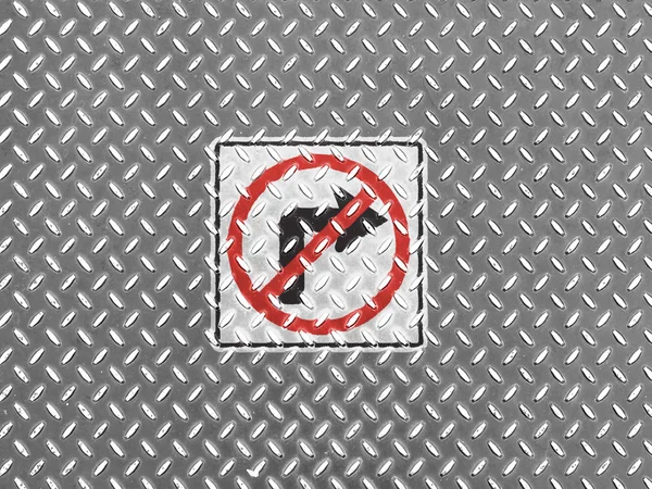 Žádné právo obrátit dopravní značka na kovové podlaze — Stock fotografie