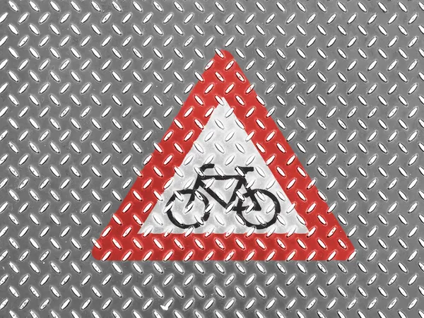 Bicicleta sinal de estrada pintado no chão de metal — Fotografia de Stock
