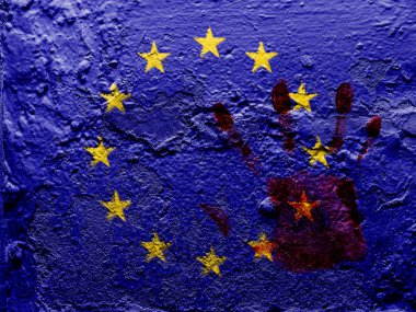 Avrupa Birliği bayrağı üzerinde kanlı palmprint ile grunge duvara boyalı