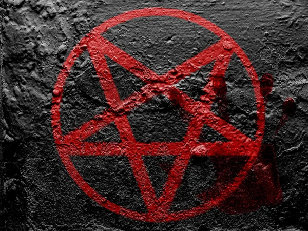 Pentagram symbol målad på grunge vägg med blodiga handflateavtryck över det — Stockfoto