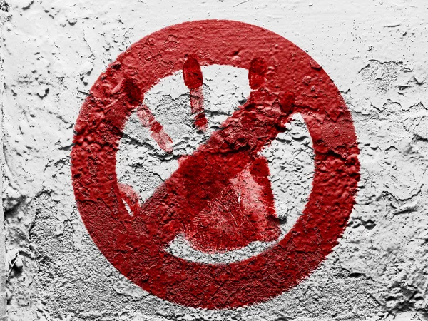 Forbidden sign painted on grunge wall with bloody palmprint over it — Stock Photo, Image