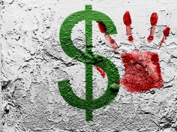 Знак доллара, нарисованный на гранж-стене с кровавым отпечатком ладони. — стоковое фото