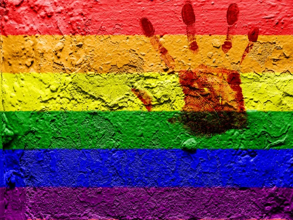 Kanlı palmprint ile grunge duvar üzerine boyanmış gay pride bayrağı