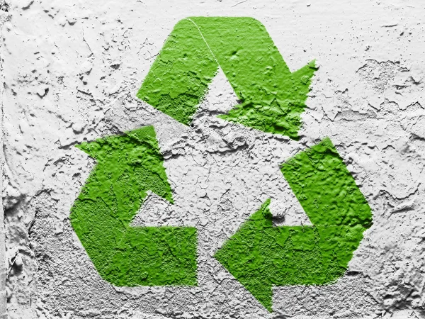 Recycle symbool op grunge muur geschilderd — Stockfoto