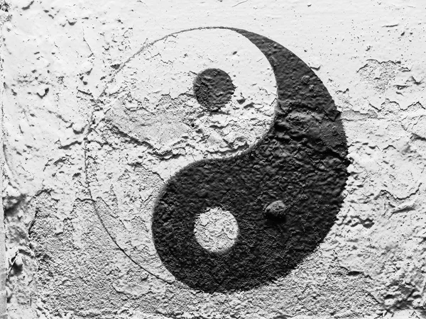 Ying-Yang-Zeichen auf Grunge-Wand gemalt — Stockfoto