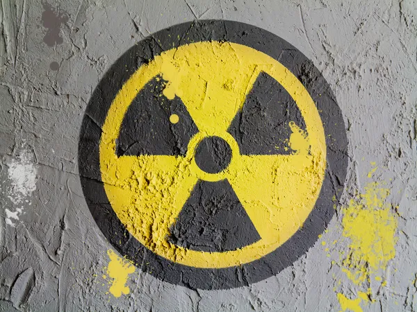 Símbolo de radiação nuclear pintado na parede — Fotografia de Stock