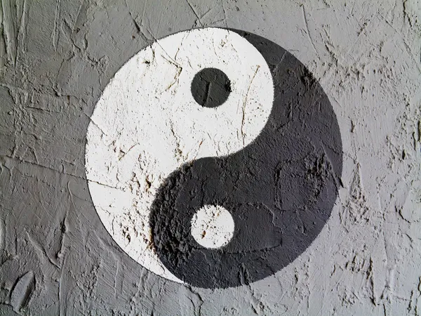 Das Ying-Yang-Zeichen an die Wand gemalt — Stockfoto