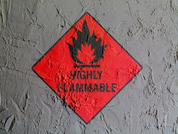 Panneau très inflammable dessiné sur le mur — Photo