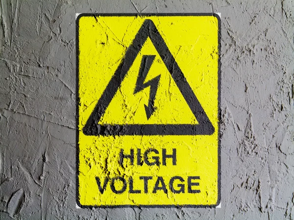 High voltage sign drawn at wall — Stock Photo, Image