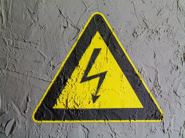 Elektrik çarpması işareti duvara boyalı — Stok fotoğraf