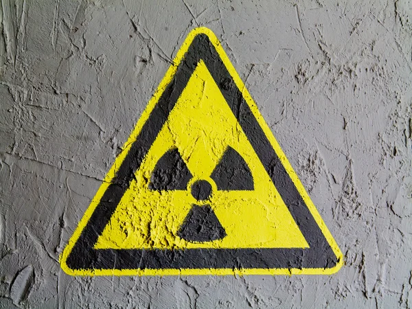 Señal de radiación nuclear dibujada en la pared — Foto de Stock