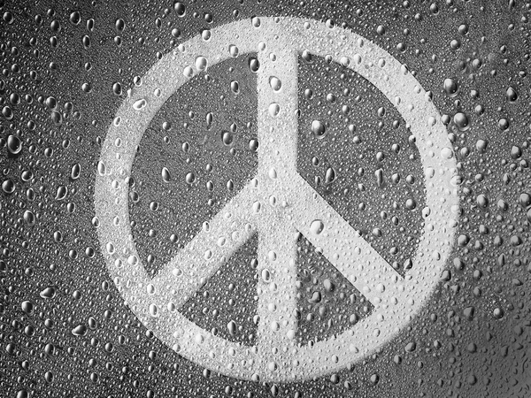 Peace symbol painted on metal surface covered with rain drops — Stock Photo, Image