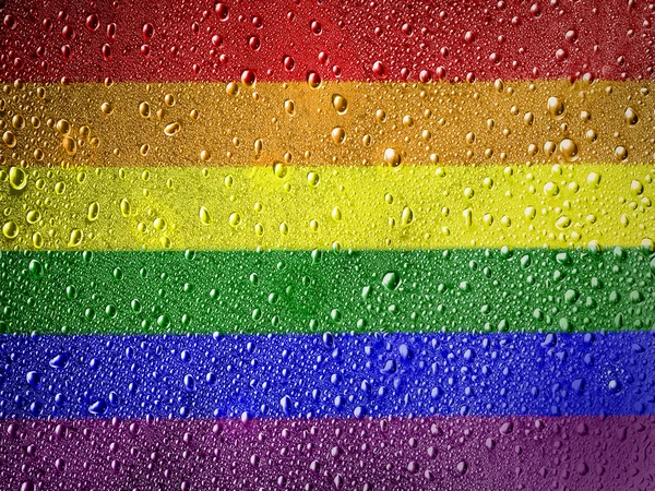 Vlajky gay hrdosti na kovového povrchu pokryté kapkami deště — Stock fotografie