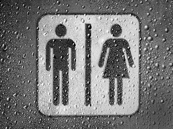 Toilettenschild auf Metalloberfläche mit Regentropfen bemalt — Stockfoto