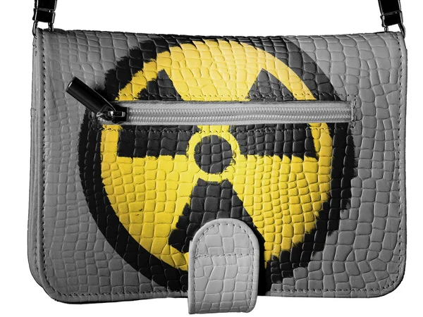 Nucleaire straling symbool geschilderd op krokodil huid portemonnee — Stockfoto