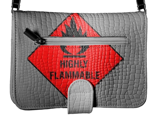 Leicht entflammbares Zeichen auf Handtasche aus Krokodilhaut gezeichnet — Stockfoto