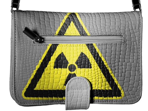 Sinal de radiação nuclear desenhado na bolsa de pele de crocodilo — Fotografia de Stock