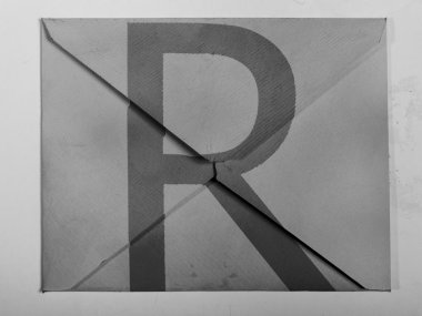 r harfi gri zarfın üzerine boyalı