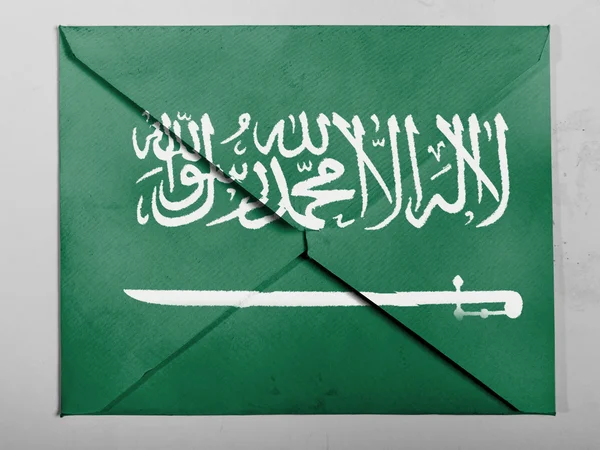 Saoedi-Arabië vlag geschilderd op grijs envelop — Stockfoto