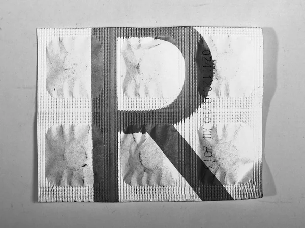 R brief geschilderd op pillen — Stockfoto