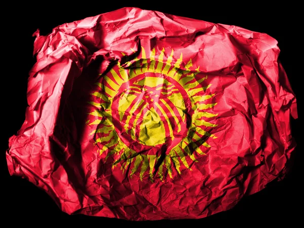 Kirgizië vlag geschilderd op verfrommeld papier op zwarte achtergrond — Stockfoto