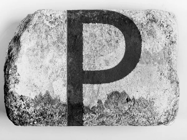 P brief geschilderd op baksteen — Stockfoto