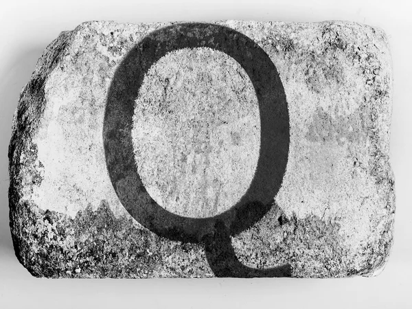 Q brev målade på tegel — Stockfoto