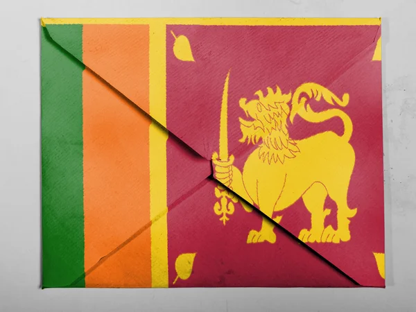 Флаг Шри-Ланки нарисован на сером конверте — стоковое фото