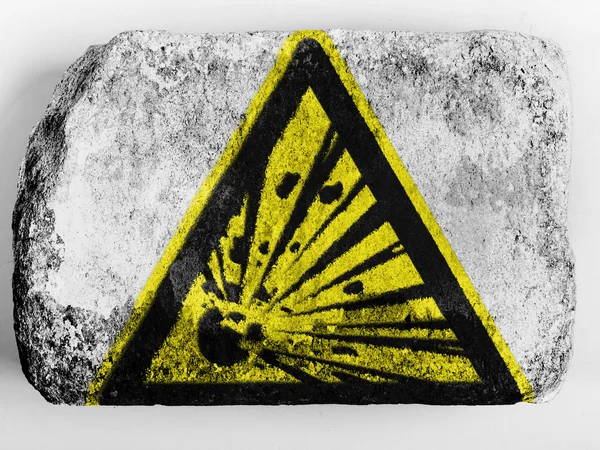 Взрывной знак, нарисованный на кирпиче — стоковое фото